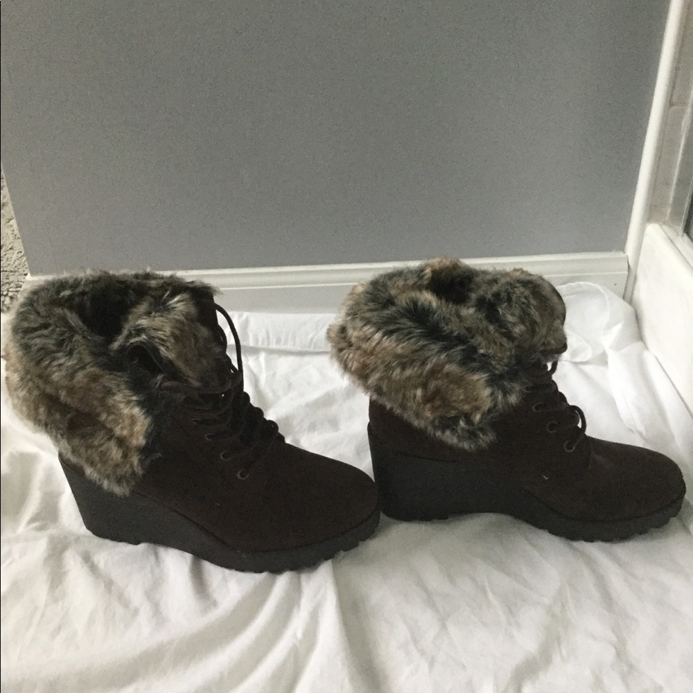 NWOT Rocket Dog Brown Suede Wedges fur WITH trim
